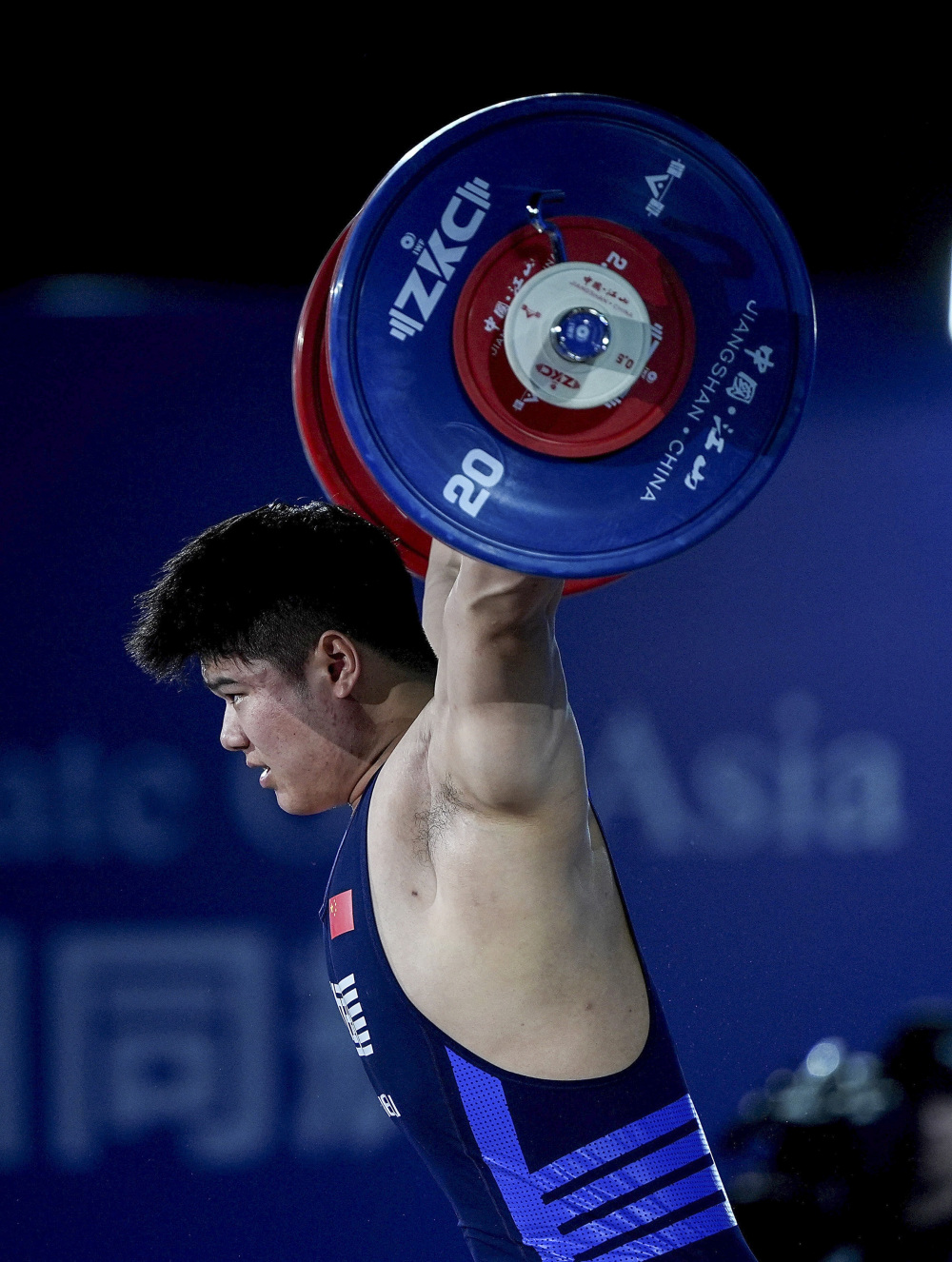 雷火电竞亚洲先驱-举重比赛惊现意外，选手突然爆发创造佳绩的简单介绍