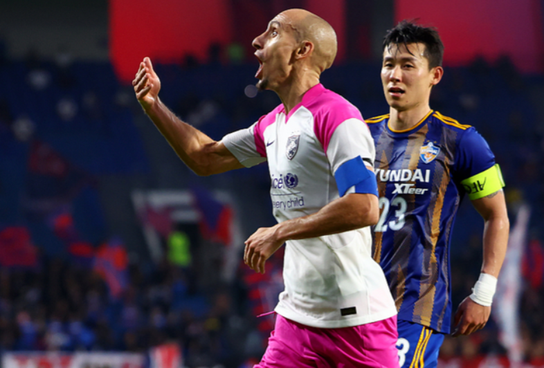 包含东南亚球员被评为赛季最有进步球员获奖激动的词条