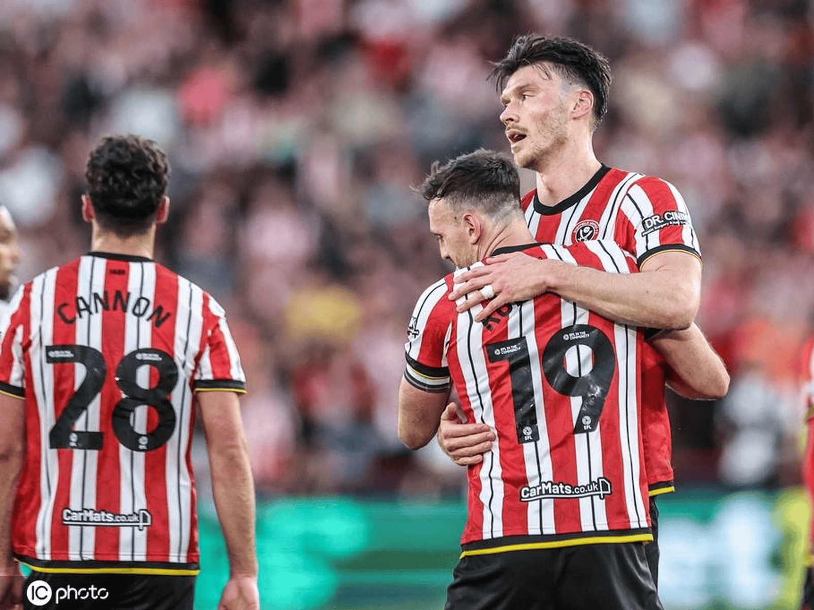 关于谢菲联中场阵容缺失，战绩下滑的信息