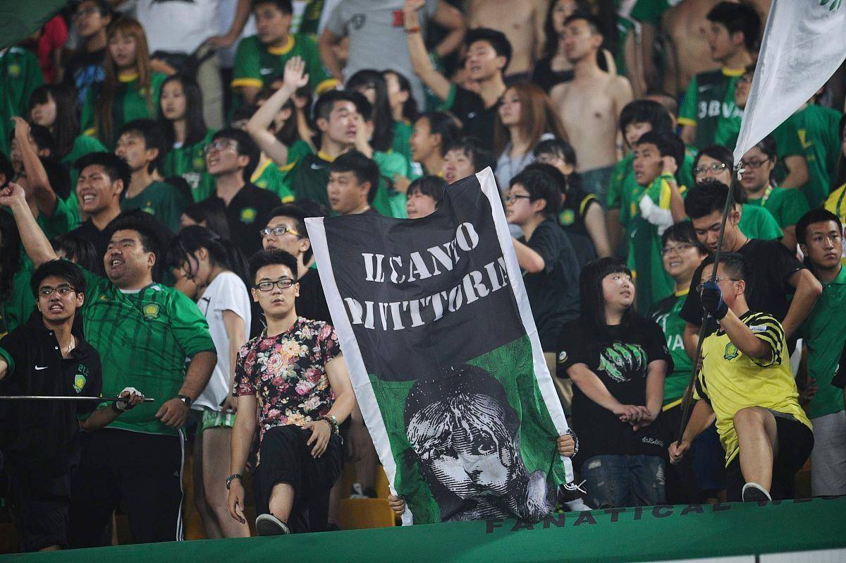 巨星球员遭到球迷辱骂，情绪失控