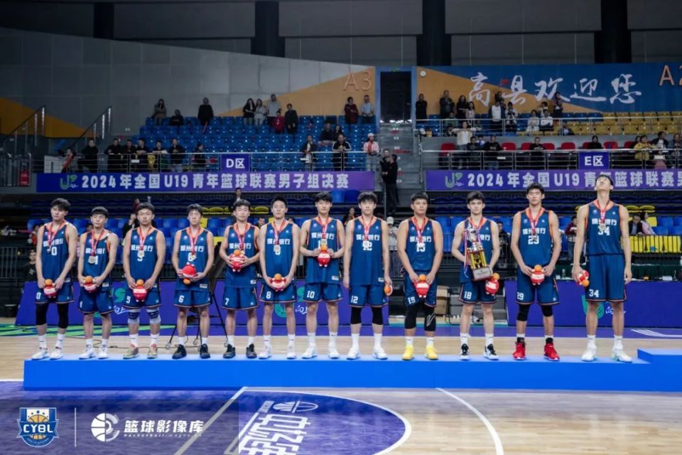 球队在国际篮球赛事中夺得亚军