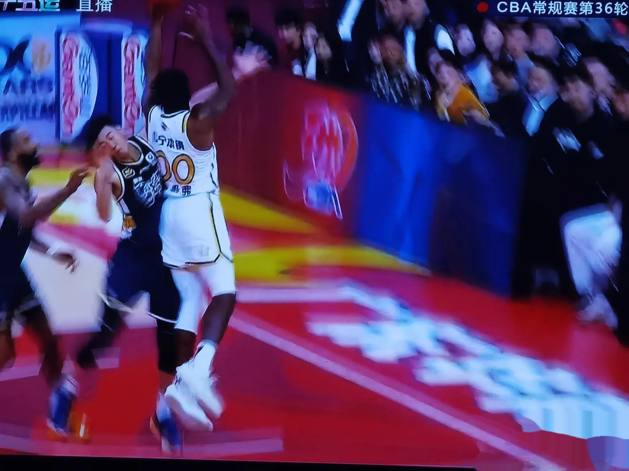 关于比分胶着，双方球队势均力敌展开激战的信息