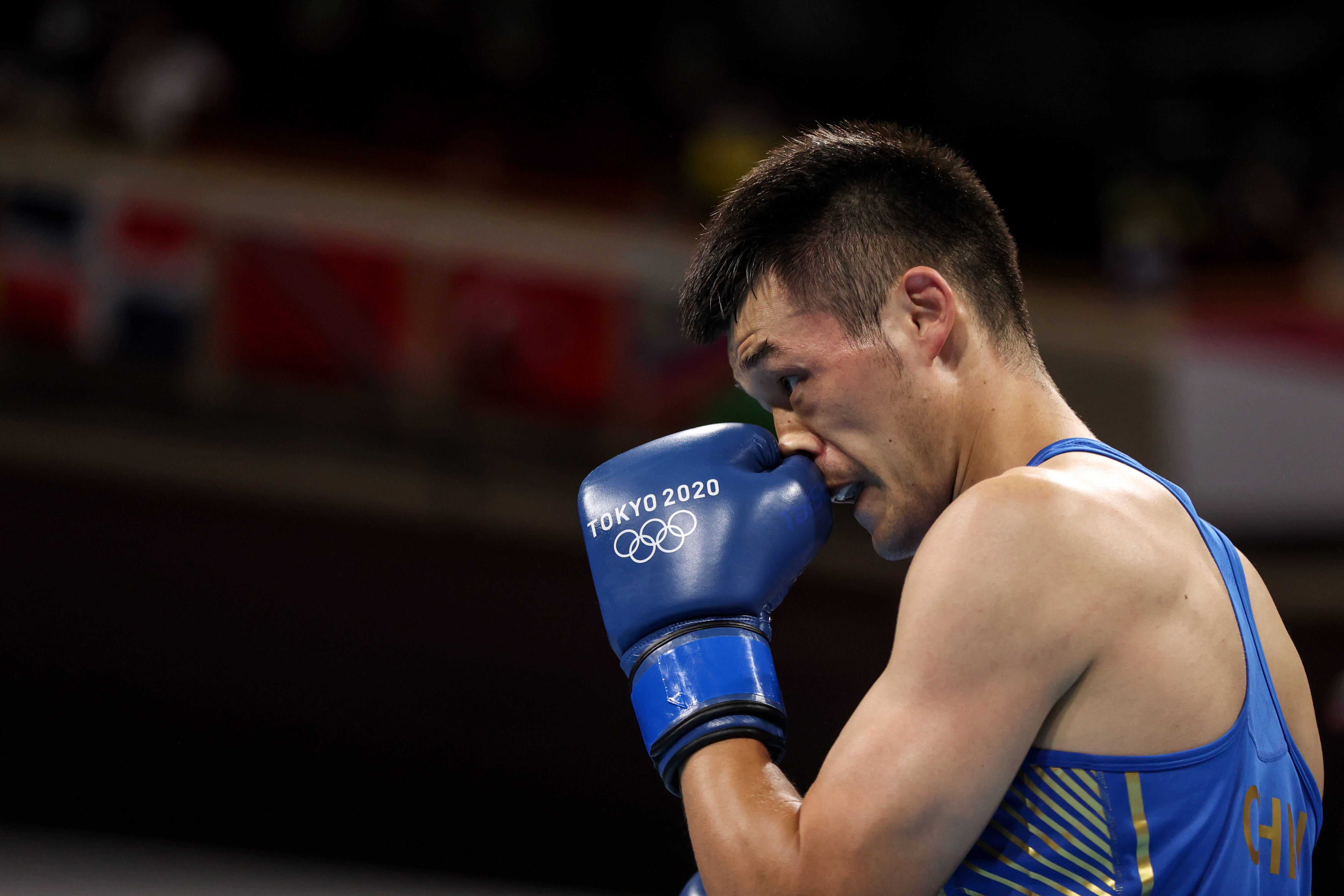 拳击赛场一幕：选手力战不懈展现拼搏精神的简单介绍