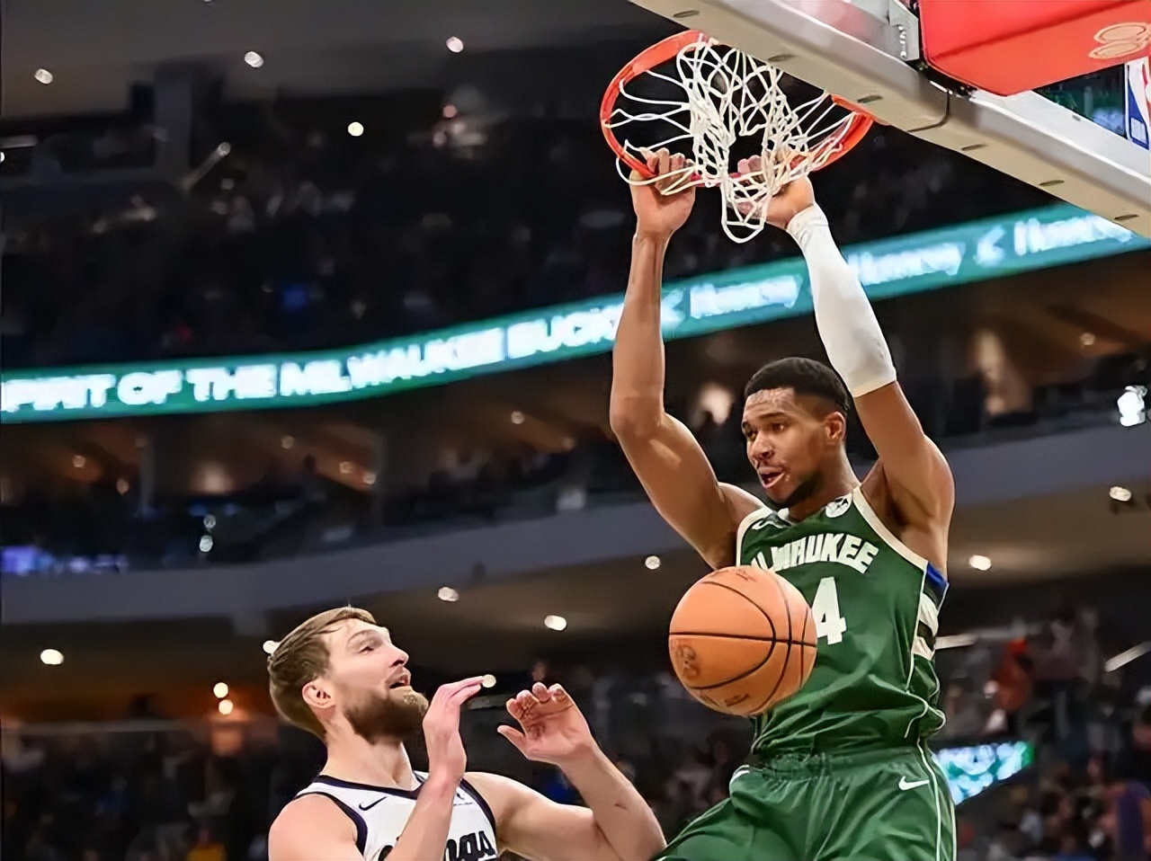 雷火电竞简介-雄鹿绝杀深圳队，范弗利特点燃赛场的简单介绍