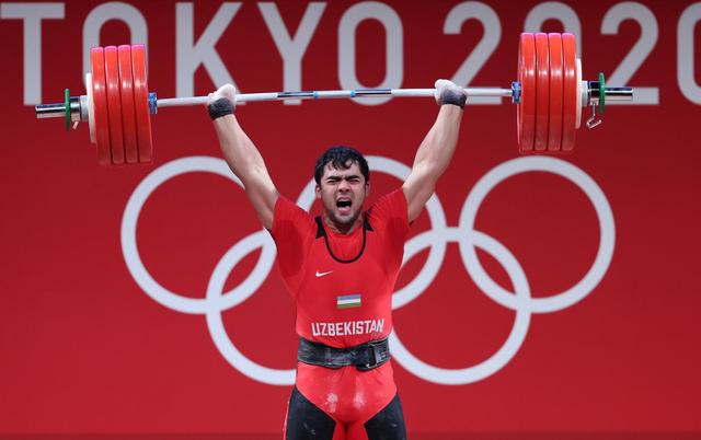 俄罗斯选手赢得举重比赛夺金