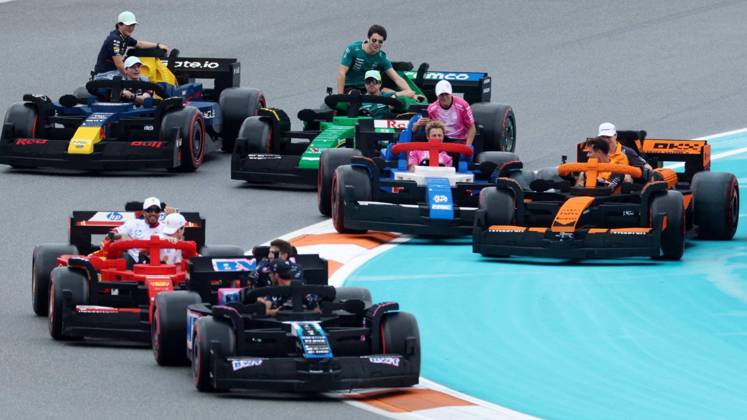 哈斯车队完胜梅赛德斯，皮亚斯特里高光表现