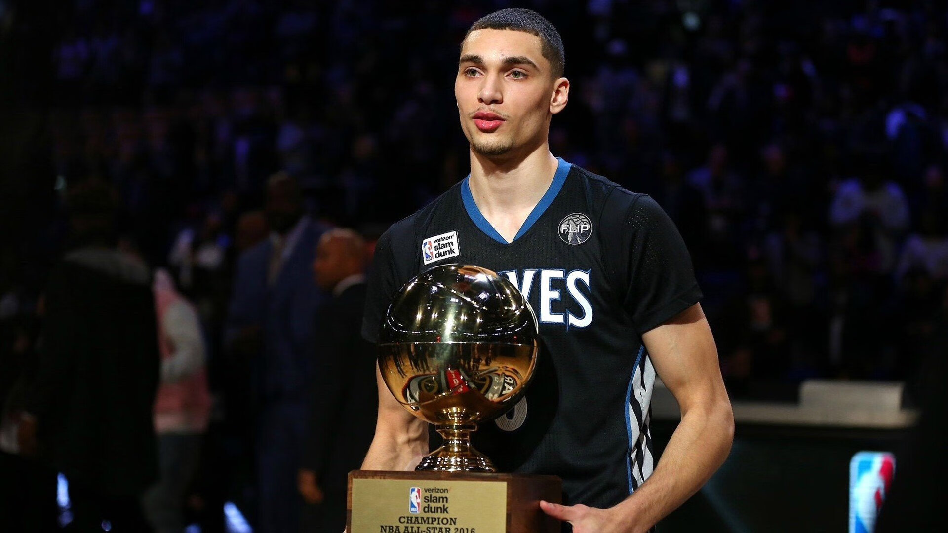 雷火电竞app-奥斯梅恩的单节觉醒，如何用15分钟撕碎喀麦隆的防线，诠释现代足球的瞬间决胜论