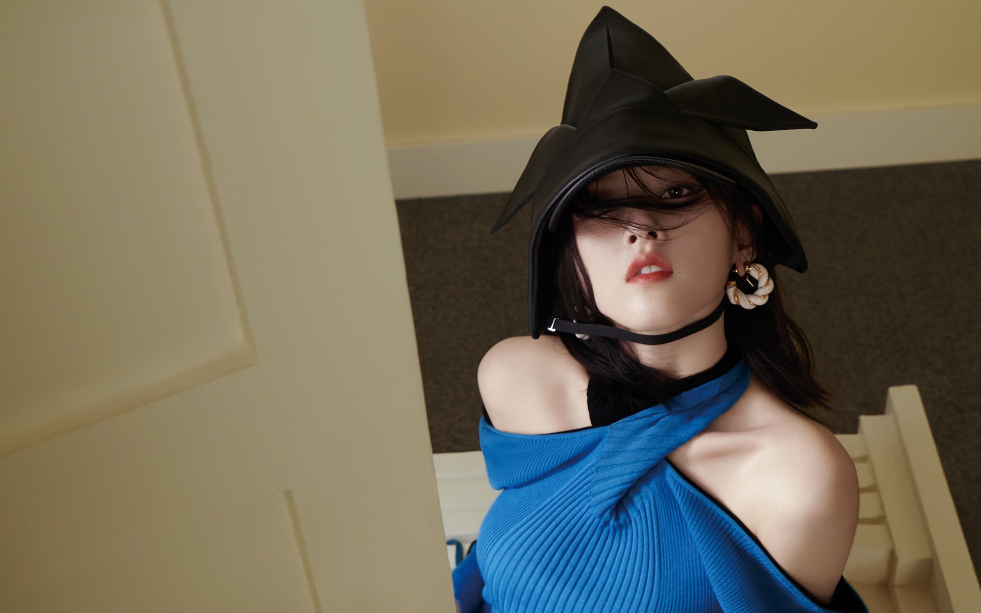 赛道如棋局，从F1揭幕战的团队博弈到巴萨胜出的战术变革